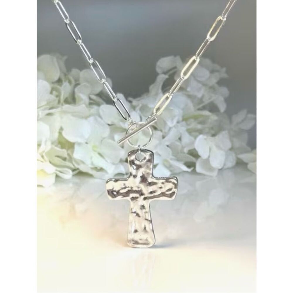 🩶 Hammered Cross Pendant Toggle Clasp Necklace - Silver Tone Paperclip Chain 🩶 - Picture 4 of 9